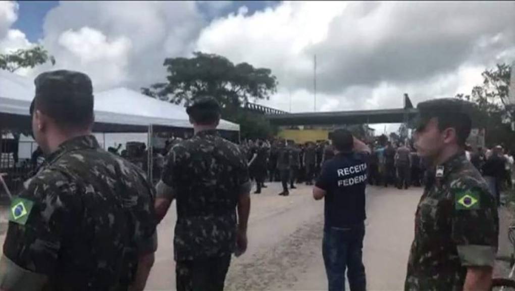 Un grupo de residentes de la ciudad, único paso fronterizo entre Venezuela y Brasil, expulsaron a centenas de inmigrantes después de que un comerciante local fuera atracado y herido supuestamente por un grupo de venezolanos.