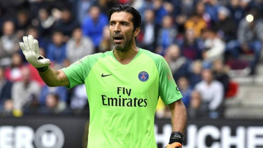 Gianluigi Buffon está a un paso de volver a la Juventus. Sky Italia asegura que el veterano portero italiano regresaría a la que fue su casa para fichar por una temporada más una vez que acabara su aventura en el PSG. Las negociaciones del guardameta con la Juve están muy avanzadas.