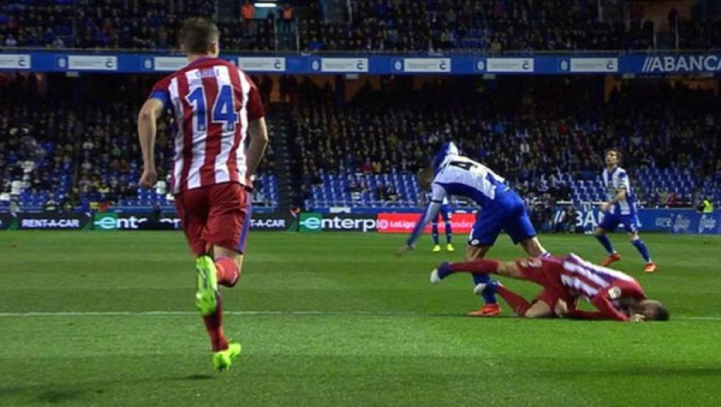El delantero del Atlético cae al suelo con la cara, recibiendo un tremendo golpe.