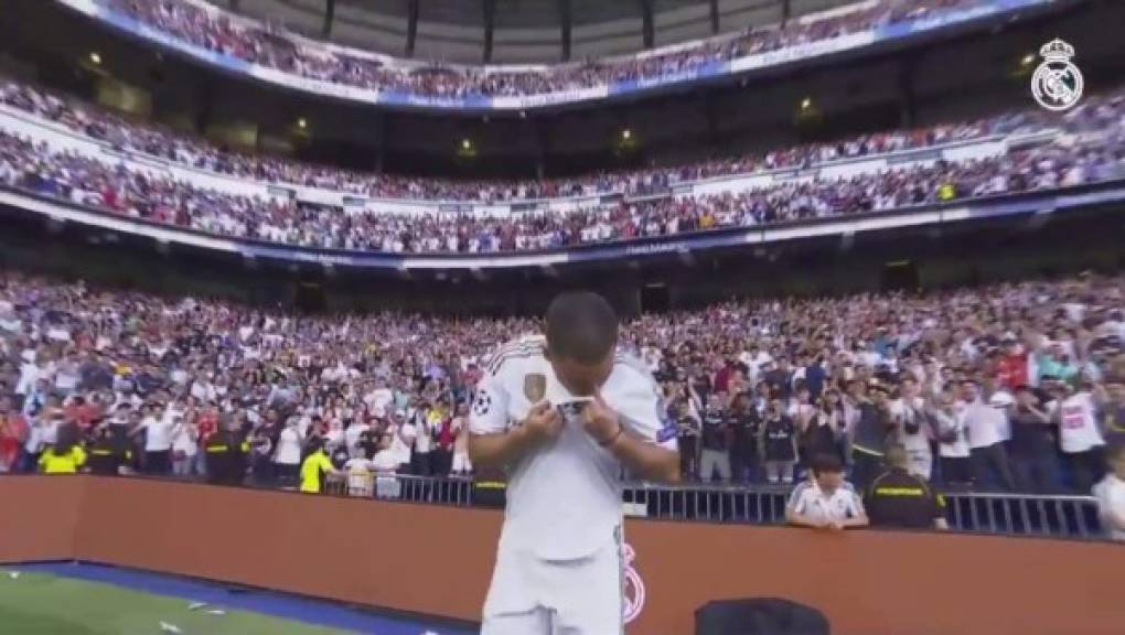 El crack belga Eden Hazard le dio un beso al escudo del Real Madrid ante la petición de la afición madridista.