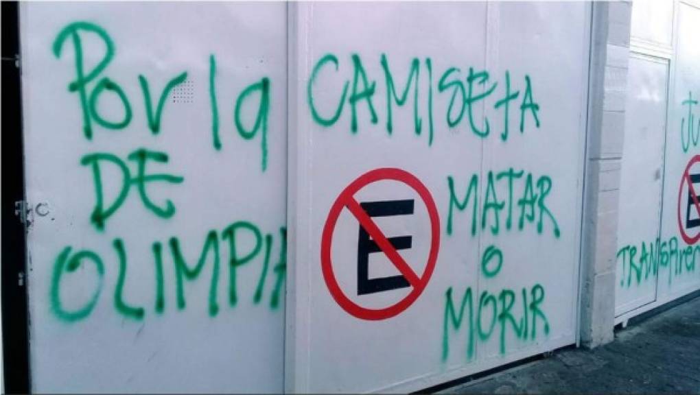 “Por la camiseta de Olimpia, matar o morir”, así pusieron aficionados del Olimpia en uno de los portones del estadio Nacional.