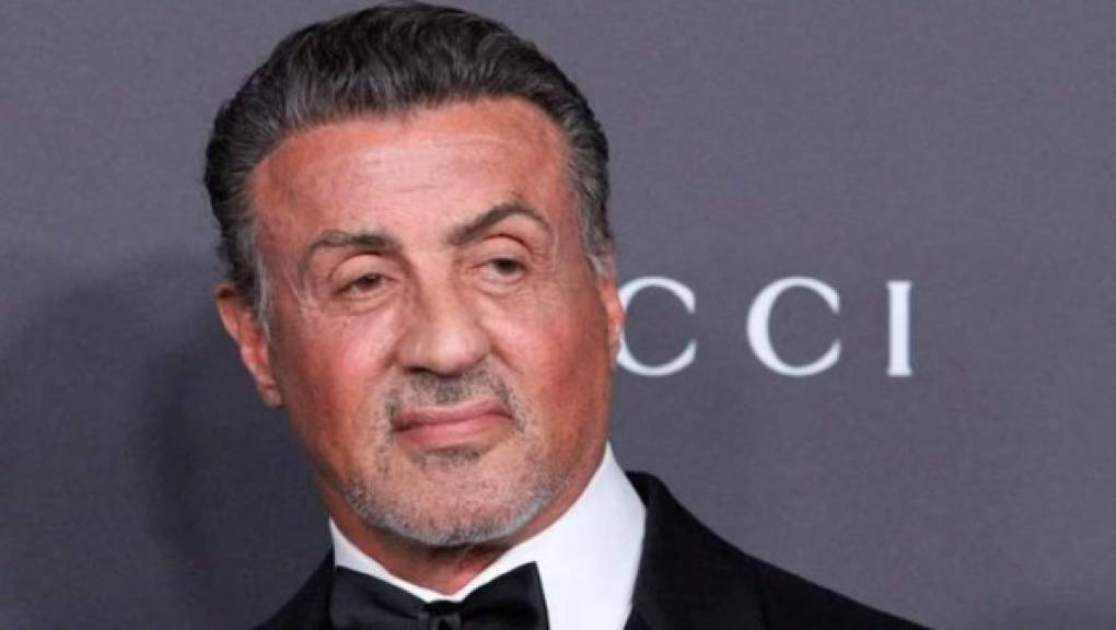 Sylvester Stallone, el actor de Hollywood fue dado por muerto en un post de Facebook. Dicha publicación indicaba que había fallecido a causa de un cáncer de próstata, con fotos incluidas del actor en muy mal estado.<br/><br/>Por su parte, Stallone desmintió totalmente lo dicho y usó sus redes sociales para darlo a conocer: “¡Por favor ignoren esta estupidez. Con vida, bien, feliz y saludable. ¡Todavía golpeando!”.