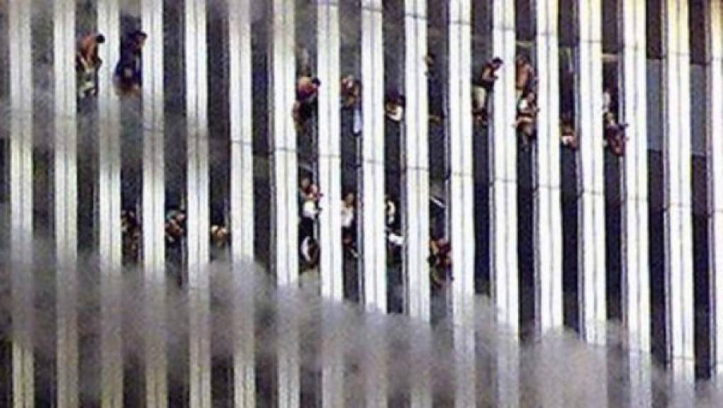 Los familiares, con lágrimas en sus ojos, recordaron los momentos de pánico que se vivieron aquel fatídico 11 de septiembre. Muchos atestiguaron como decenas de personas se arrojaban de las torres gemelas al vacío .