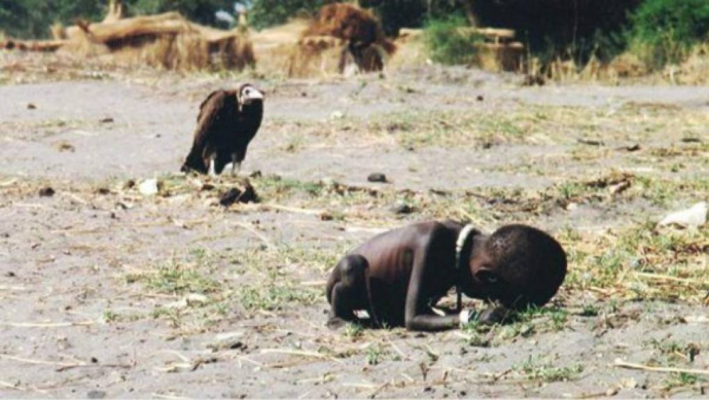 En marzo de 1993, el sudafricano Kevin Carter, fotógrafo, se hallaba cubriendo los conflictos rebeldes en Sudán. Allí tomaría una controversial foto que lo llevaría a ganar el Pulitzer; The New York Times publicó la imagen.<br/><br/>Carter fotografió a un niño desnutrido que se encontraba solo en un poblado al acecho de un buitre. La idea del fotógrafo era capturar el momento en que el animal extendiera sus alas para devorar al niño, pero ese momento no llegó y él y abandonó el lugar.