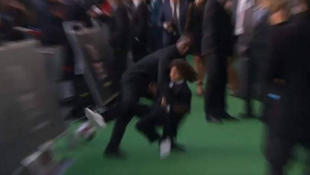 El hijo de Marcelo sorprendió al lanzarle un caño al exjugador holandés Seedorf en la alfombra verde. El exfutbolista le dejó su recuerdo al pequeño y parece que no le gustó esa broma.