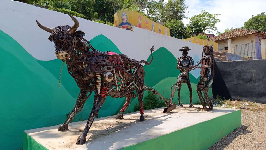 En la entrada principal al municipio de la Arada, hay otro tipo de arte con metal, en donde un artista creo la simulación de un toro arando la tierra.