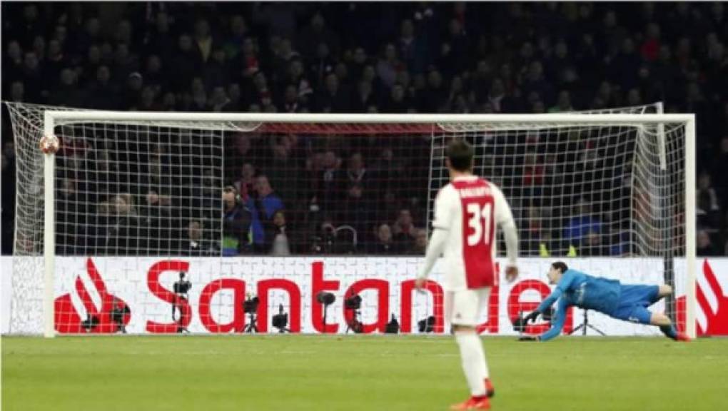 El Real Madrid se salvó luego de este disparo de Dusan Tadic. El balón se estrelló en el vertical.