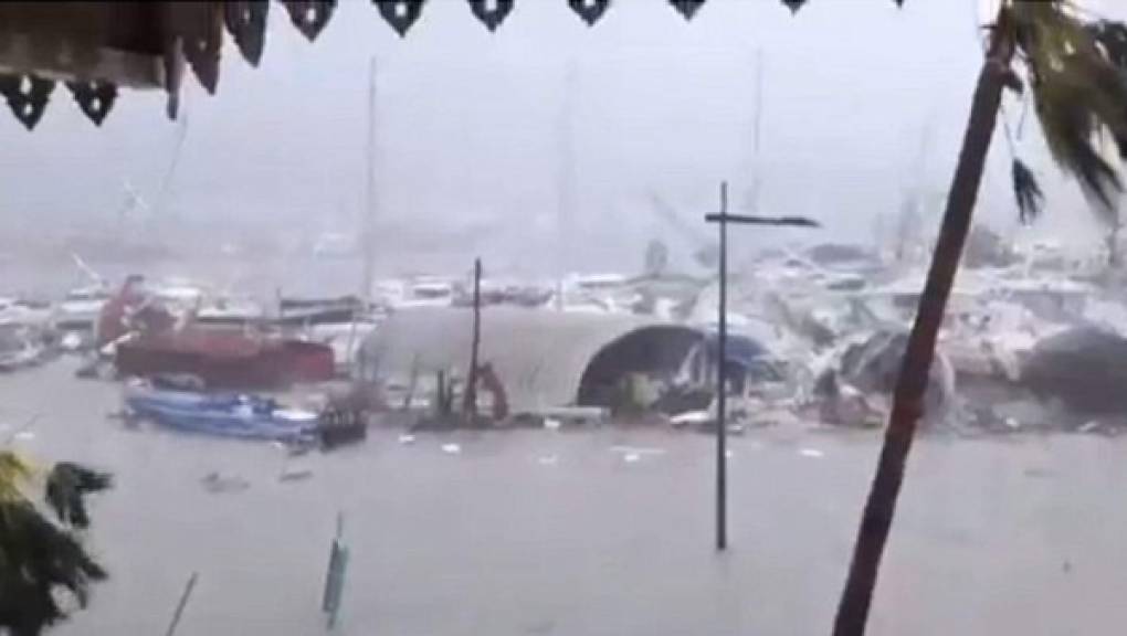 El ojo del huracán, de unos 50 km de diámetro, permaneció alrededor de una hora y media en la isla francesa de San Bartolomé y azotó luego la franco-holandesa de San Martin. Usuarios en redes sociales compartieron imágenes de la devastación en esta última isla.