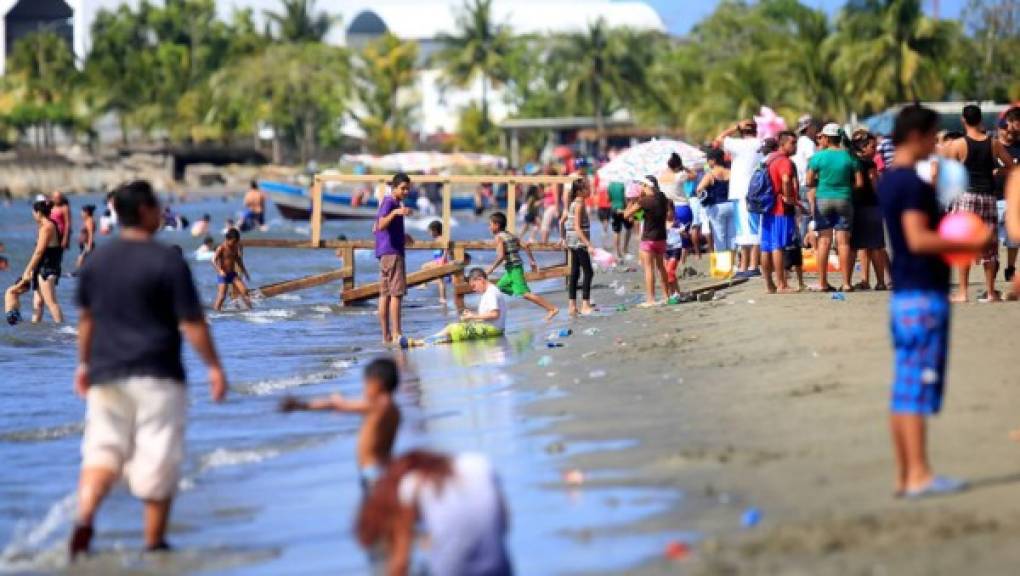 Las playas lucieron abarrotadas desde ayer. Cientos de niños disfrutaron a lo grande de las olas y la arena.