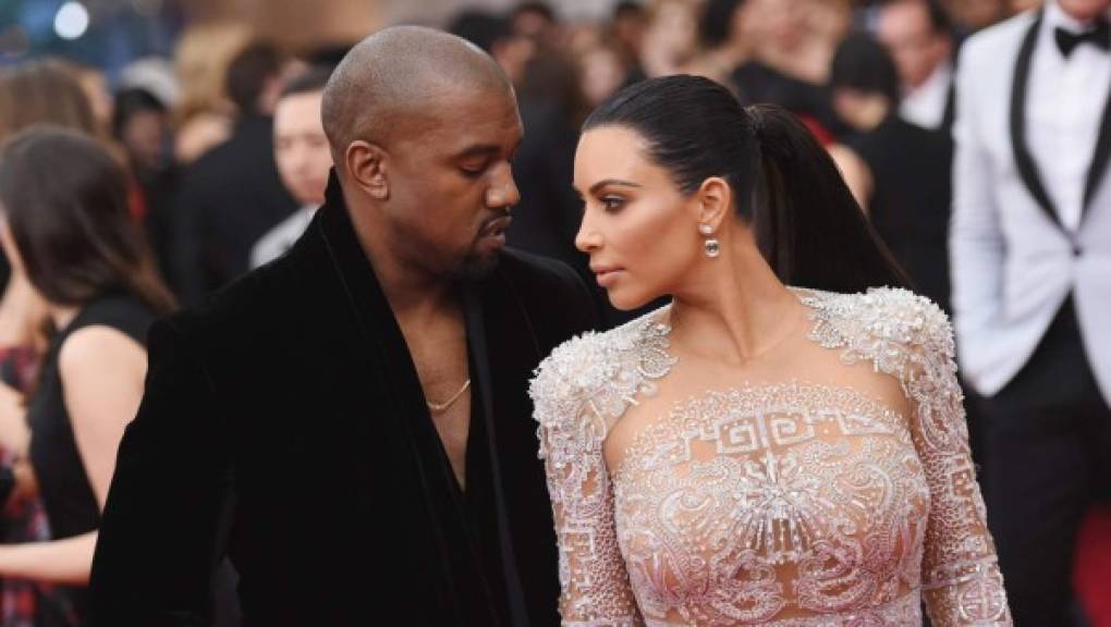 Una fuente cercana a Kim declaró a la revista People que pese al difícil proceso de divorcio, la estrella y empresaria tiene trabajo, está feliz y se encuentra ocupada atendiendo causas humanitarias y proyectos que son muy importantes, mientras que Kanye también trabaja en los suyos.