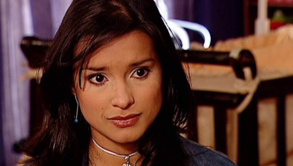 Paola Rey interpretaba a Jimena Elizondo. La hermana inocente y alocada, se termina enamorando del personaje de Óscar Reyes.<br/>