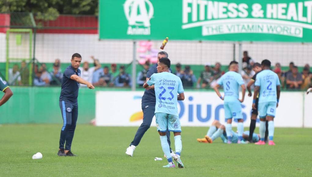 Tras el 1-0 del Motagua anotado por Yeison Mejía, la afición del Marathón comenzó a tirar objetos al banquillo de los azules.