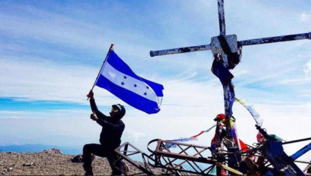 Su pasión aventurera del alpinista hondureño Ronald Quintero lo lleva a colocar la Bandera de Honduras en las montañas más altas del mundo. Y cada vez que lo logra comparte en redes sociales las fotos del instante en que planta con orgullo la bandera de su país.