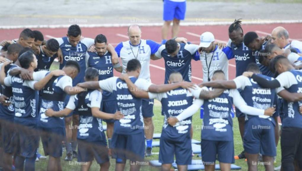 La selección de Honduras sigue entrenado para el duelo ante Ecuador bajo las órdenes de Fabián Coito. En esta ocasión llegaron nuevos rostros a la práctica y se ha visto un gran ambiente en la plantilla. Fotos Melvin Cubas.