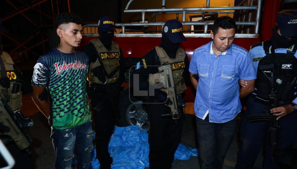 Caen dos hombres que transportaban cocaína en un carro en Naco, Cortés