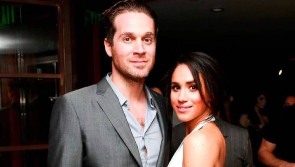 Según explica la misma autora al diario, 'también ha habido cierta confusión sobre si, en ese momento, Meghan Markle había cortado con el que era su novio desde hacía dos años, el cocinero Cory Vitiello'.