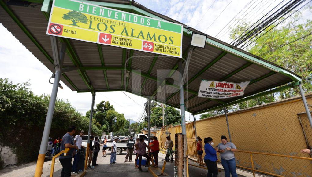 Por orden de una juez, Alcaldía de San Pedro Sula quitó trancas en la residencial Los Álamos