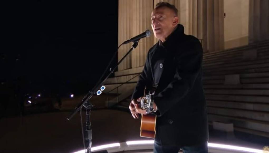 Bruce Springsteen abrió el programa de 90 minutos con su guitarra, en solitario, frente al escenario neoclásico del monumento dedicado a Abraham Lincoln.