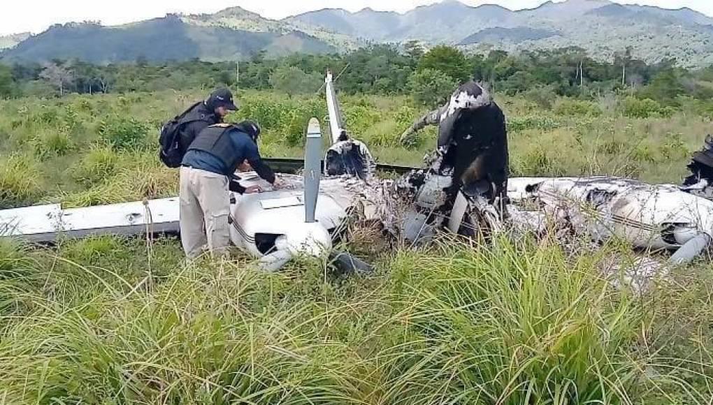 La supuesta narcoavioneta fue encontrada incinerada ayer domingo en el sector de Las Marianas, Iriona, Colón. La aeronave habría descendido la noche del sábado en dicha zona. 