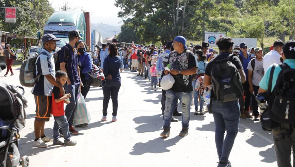 Casi 400 migrantes hondureños buscan ingresar a Guatemala