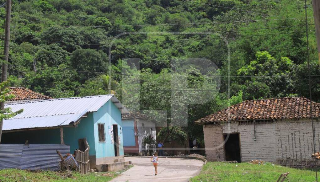 En la zona la población mira y escucha, pero al mismo tiempo es ciega y sorda. Estas estructuras han sembrado terror y amenazan a las familias para que guarden silencio a cambio de mantenerse a salvo, esto dificulta los esfuerzos de los entes de investigación.