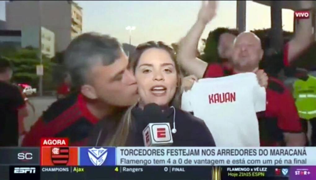 En plena transmisión, el hincha del Mengão le estampó el beso, ante el asombro de la periodista.