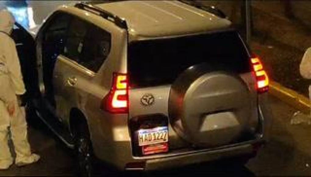 Este transitaba en su vehículo, una Toyota Prado color gris, con placas HAD 1227, cuando fue atacado a disparos. 