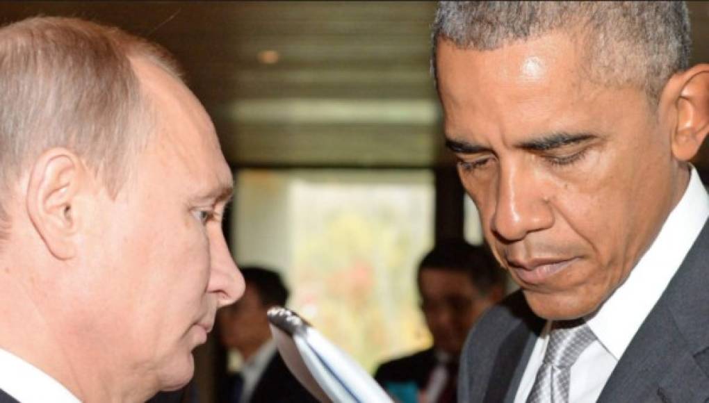 Sin embargo, Obama oculta su sonrisa y se muestra muy serio cuando se fotografia con Putin.