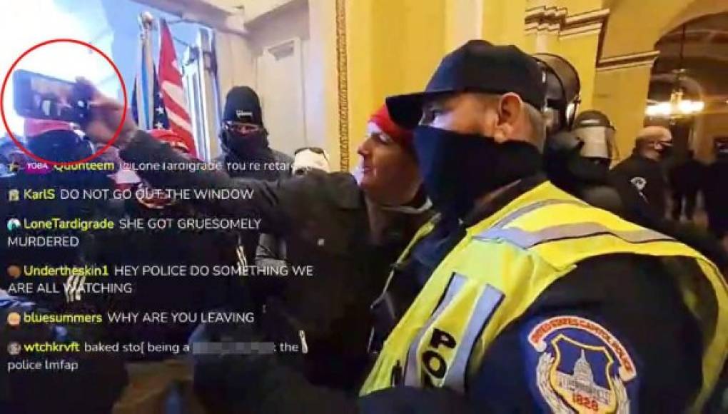 Los seguidores de Trump invadieron el Capitolio para intentar impedir la ratificación de la victoria del demócrata Joe Biden y la enfurecida turba pudo acceder rápidamente al recinto tras superar en número al despliegue policial en el Congreso. Algunos incluso se tomaron selfies con los agentes de seguridad.