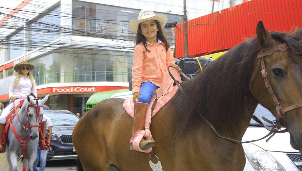 El desfile hípico era uno de los eventos más esperados de la Feria Juniana, tanto por grandes como por chicos, así como esta pequeña jinete. 