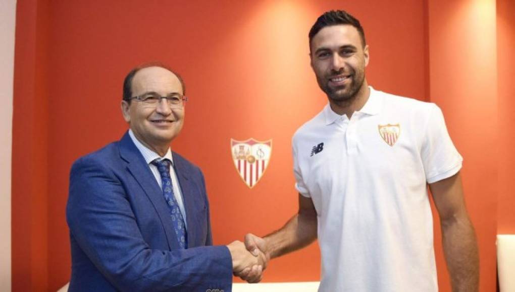 El portero italiano Salvatore Sirigu se ha convertido en la décima incorporación del Sevilla este viernes. El guardameta llega cedido en el club andaluz, tras pasar cuatro temporadas en el Paris Saint Germain.
