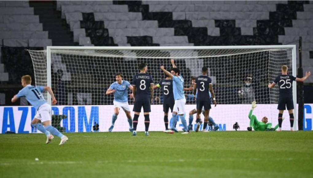 Keylor Navas tirado en el suelo tras el centro-chut de Kevin de Bruyne para el empate 1-1 del Manchester City.