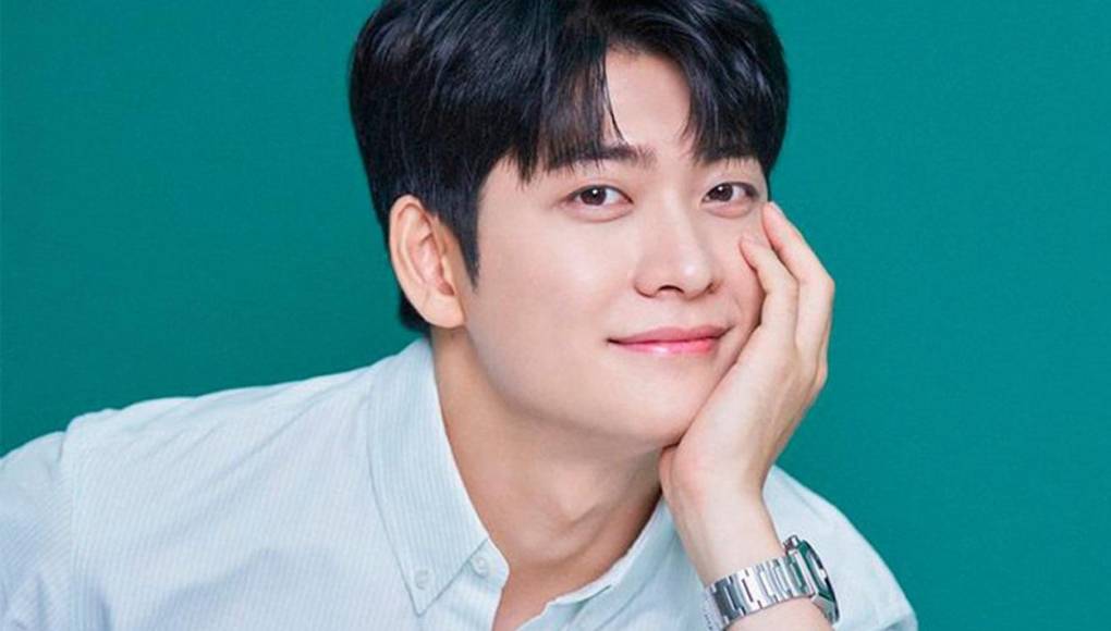 Kang Tae Oh se hizo famoso por ser el protagonista masculino de la popular serie de “Woo, una abogada extraordinaria” de Netflix. Será dado de baja del ejército el próximo 19 de marzo.