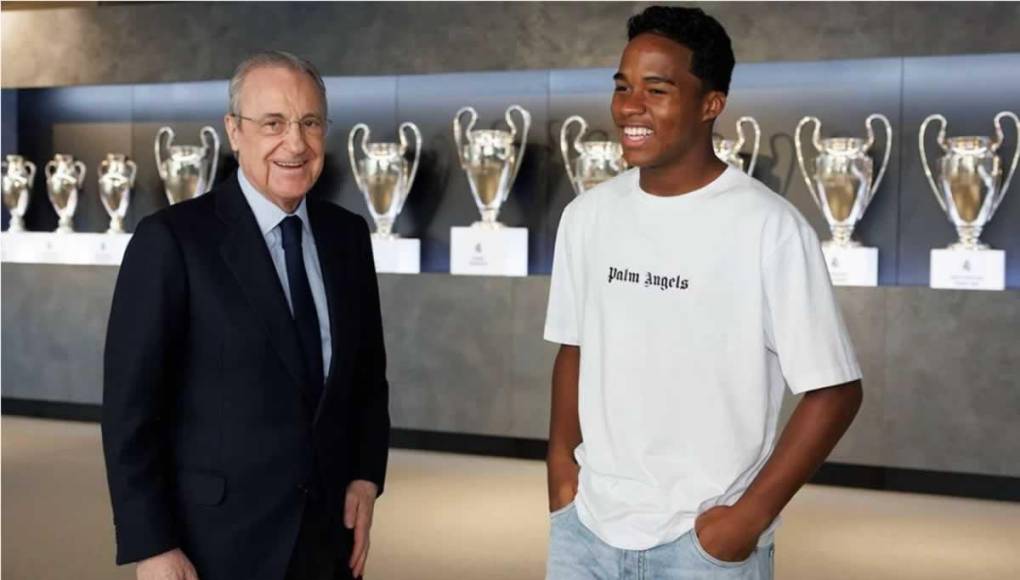 Endrick llegará oficialmente al Real Madrid una vez cumpla los 18 años. El 21 de julio de 2024 (día de su cumpleaños) es la primera fecha que los aficionados del club blanco tienen que tener marcada en su calendario. Ese día, el delantero será mayor de edad y podrá firmar oficialmente por su nuevo equipo.