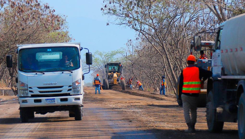 Los trabajos de pavimentación avanzan en la carretera CA-4, que conduce hacia el occidente de Honduras. 