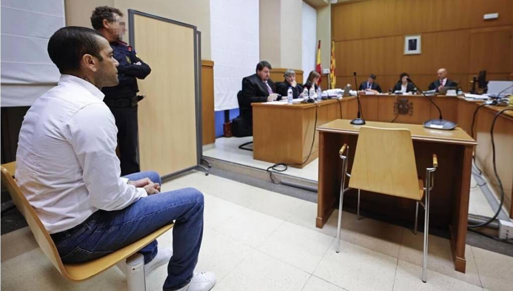 La Audiencia de Barcelona comunicó el miércoles la decisión de dejar en libertad provisional a Dani Alves bajo fianza de un millón de euros a la espera de la sentencia definitiva al brasileño tras los recursos que se presentaron, a pesar de que la abogada de la víctima ya ha confirmado que recurrirán esta decisión.