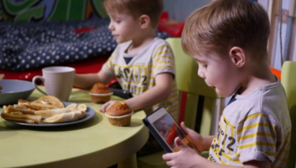 Cenar tarde y usar el celular o tablet antes de dormir influye en la salud de los niños