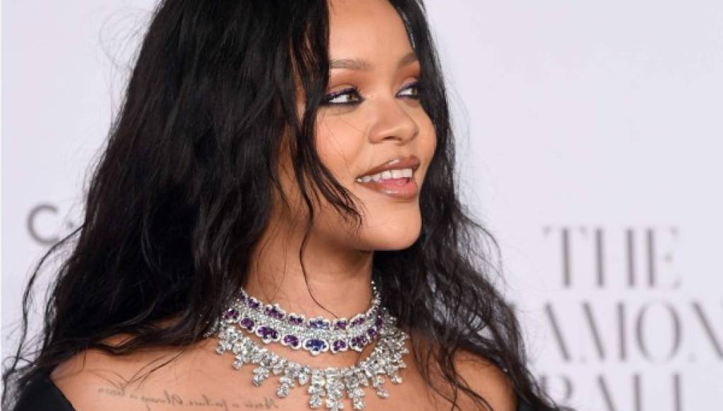 Rihanna incursiona con éxito en el mundo del maquillaje