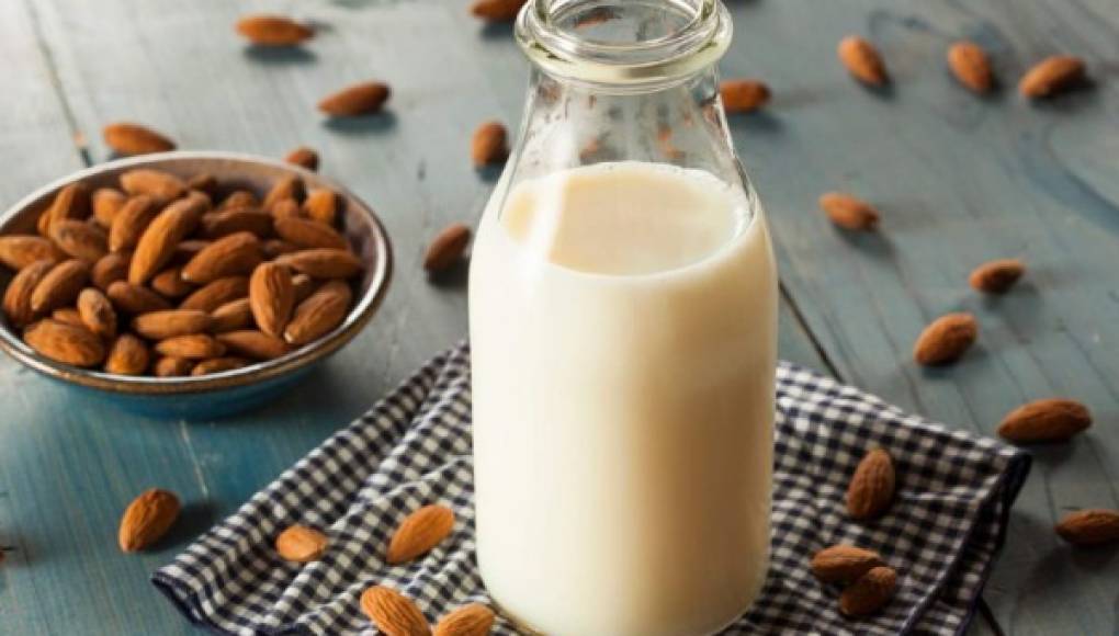 Los grandes beneficios de consumir leche de almendras