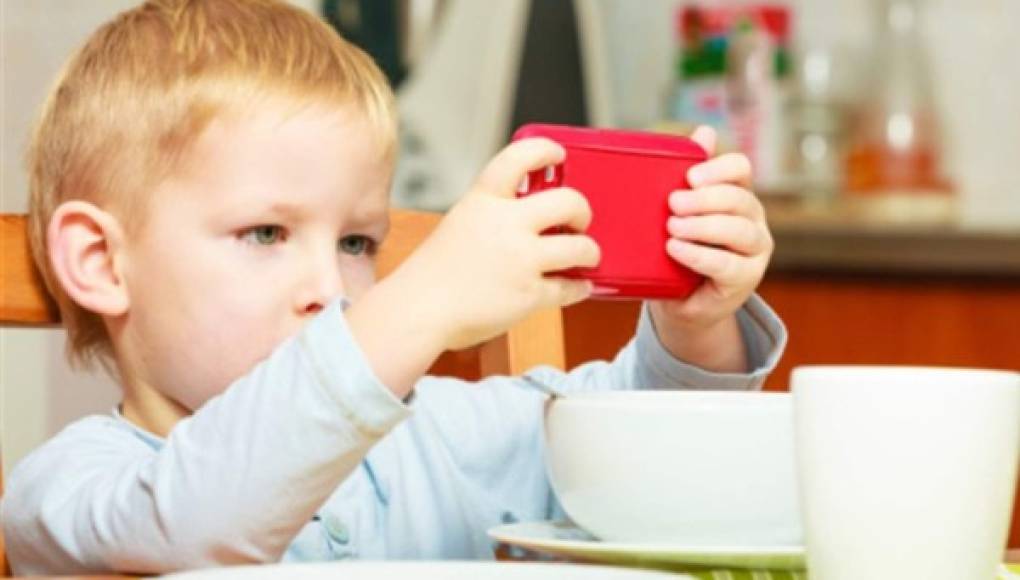 Comer viendo el celular y otros errores de la educación en alimentación