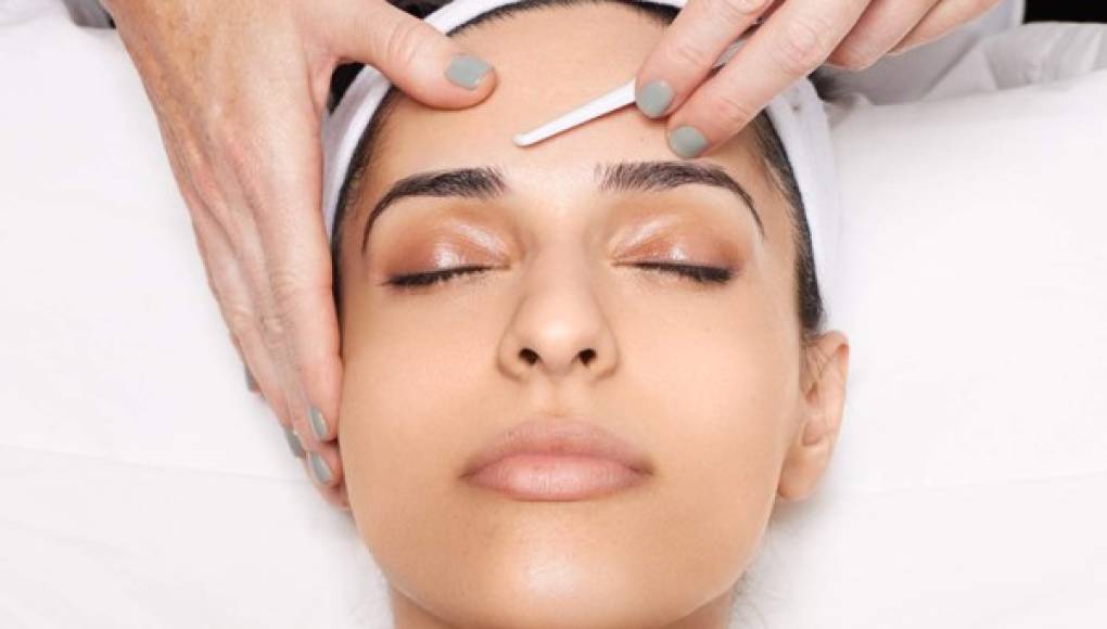 Dermaplaning, el afeitado femenino facial