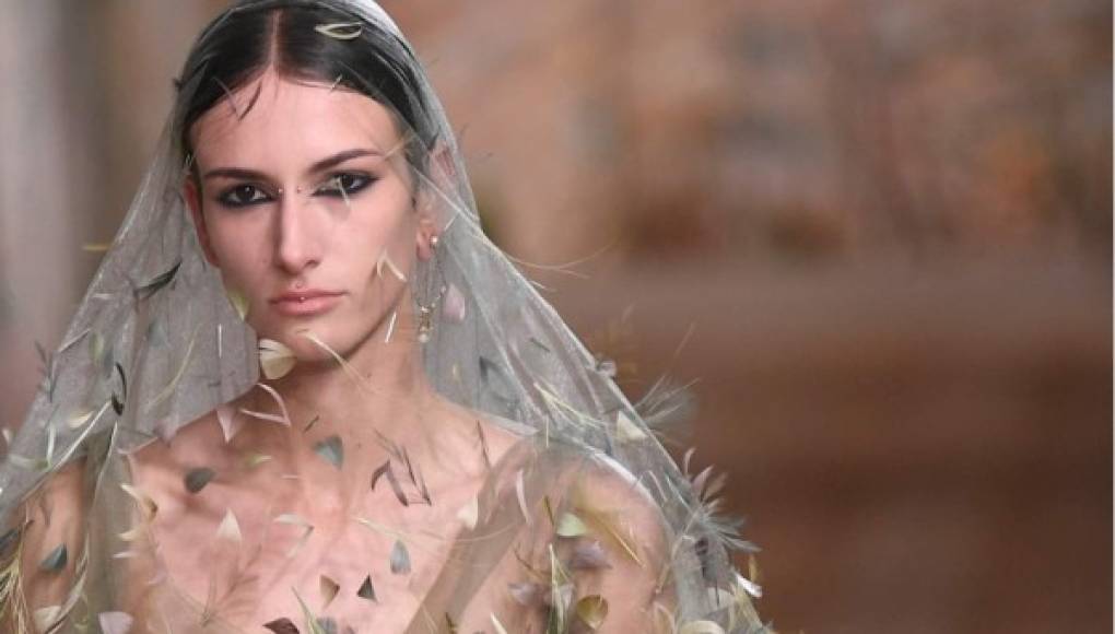 Dior, un verdadero estímulo para los sentidos en su desfile de alta costura