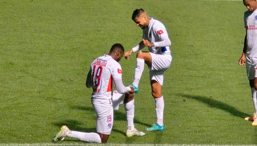 Así le lustró los tacos Yustin Arboleda a Gabriel Araújo, quien le dio la asistencia para su gol.