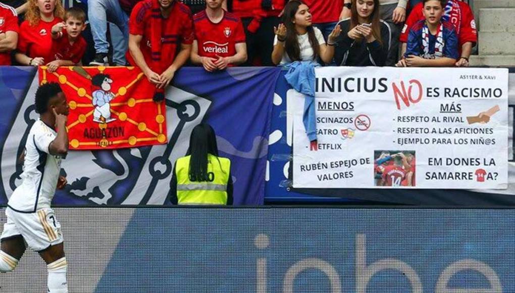 En la celebración de su segundo gol, Vinicius corrió a celebrar y lo hizo pasando a un costado de esta pancarta que le dedicaron aficionados del Osasuna.