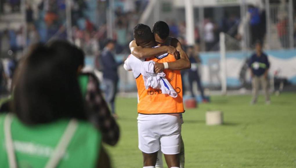 Edwin Rodríguez se dio este cariñoso y fuerte abrazo con Brayan Beckeles tras el golazo.