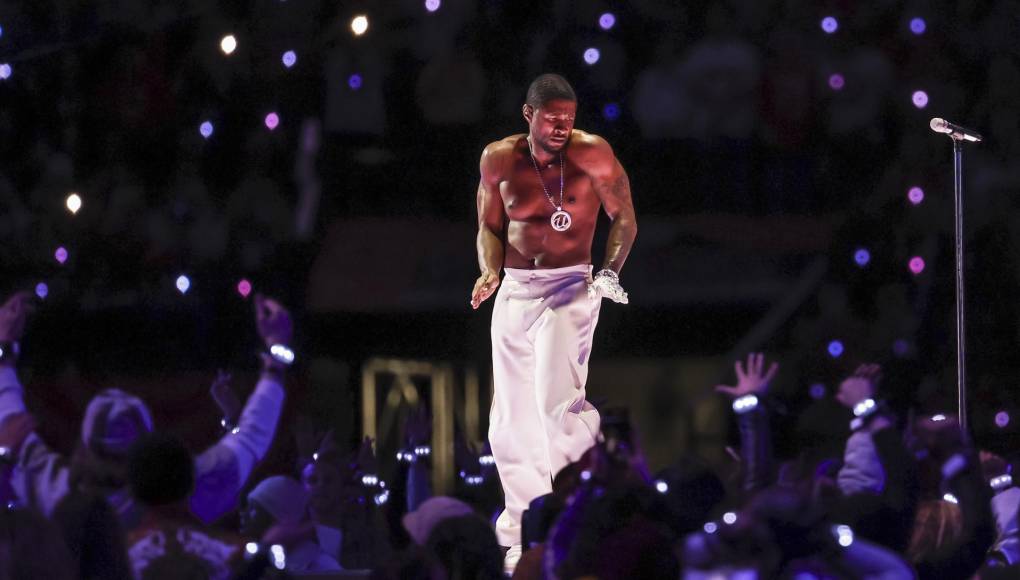Usher también lució sin camisa sobre el escenario, mientras bailaba solo y los focos se concentraron en él. 
