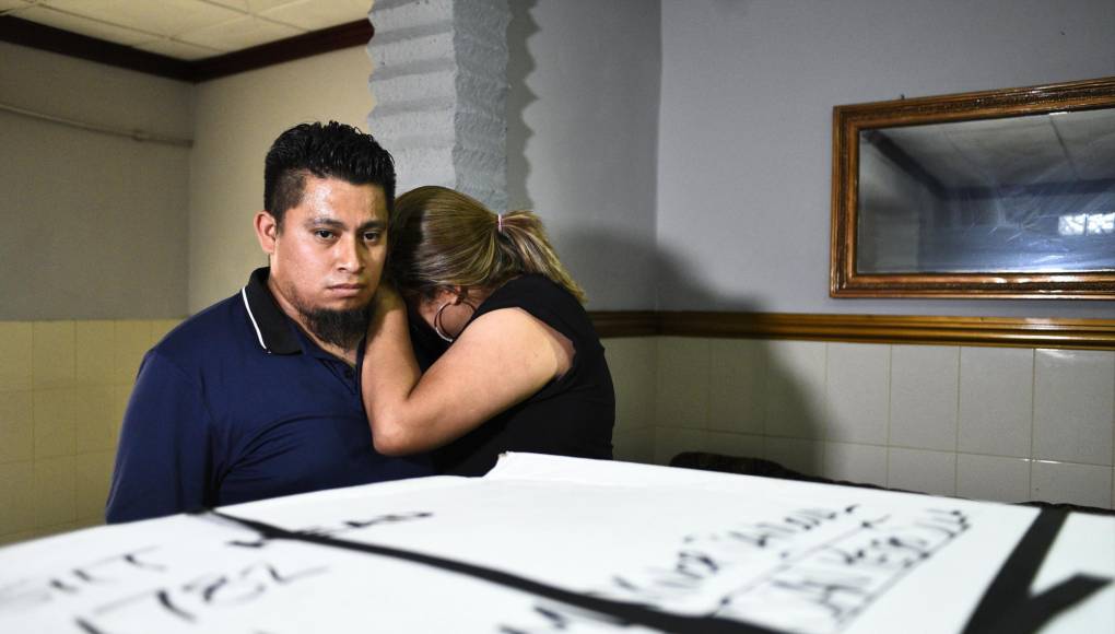 El féretro con el cuerpo de Suazo, de 39 años, arribó en un vuelo comercial a Honduras, donde fue recibido entre lágrimas por familiares y su esposa Berenice Martínez, afirmó Martín Suazo, hermano mayor del fallecido.