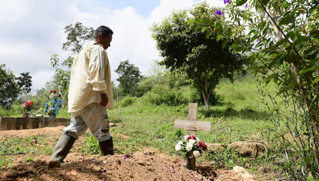 Efraín Mendoza recuerda con mucho dolor en el cementerio la pérdida de su hermano Marcelino, quien murió supuestamente a manos de su hijo en una finca de cacao. 