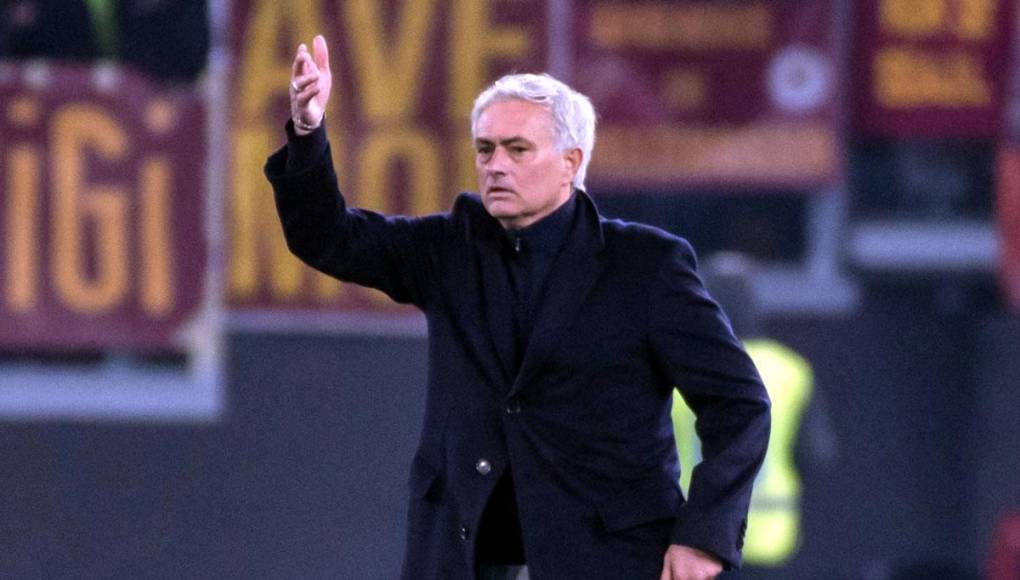 Jose Mourinho, que recientemente fue despedido como entrenador de la Roma, podría estar considerando un regreso al banquillo del Manchester United para cerrar “asuntos pendientes” que dejó en su primera etapa en Old Trafford. El técnico portugués fue descartado para dirigir al Napoli.