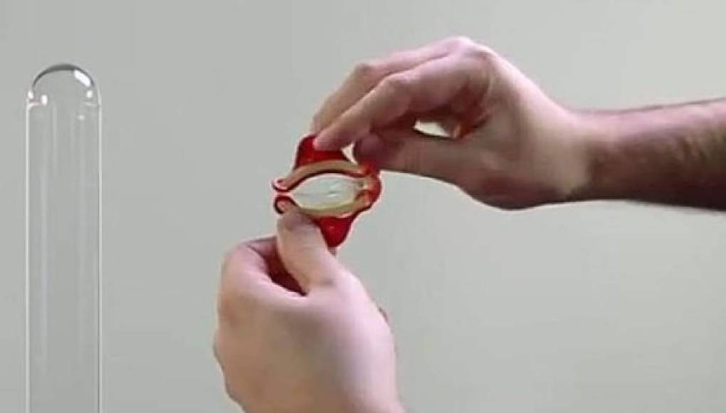 Holandeses diseñan el primer preservativo que se pone con una sola mano